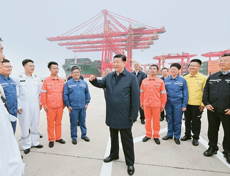 2024年5月22日至24日，中共中央總書記、國家主席、中央軍委主席習近平在山東考察。這是22日下午，習近平在日照港親切慰問港口科技工作者、運營人員、航運人員。 新華社記者 謝環(huán)馳/攝