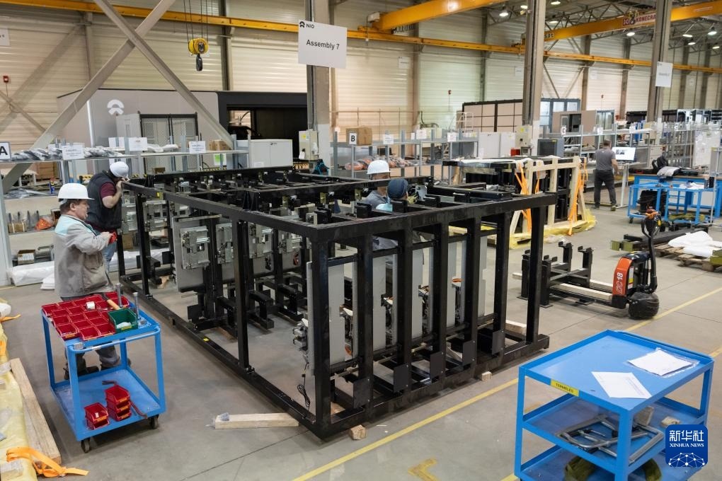 2024年1月26日，在匈牙利比奧托爾巴吉，員工在蔚來能源歐洲工廠工作。新華社發(fā)（弗爾季·奧蒂洛 攝）