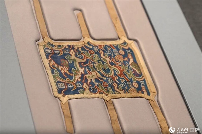 “五星出東方利中國(guó)”織錦護(hù)臂。人民網(wǎng)記者 張麗婭攝