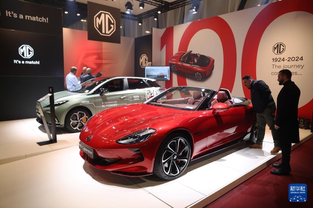 2024年1月17日，人們在比利時布魯塞爾舉辦的2024布魯塞爾汽車展上參觀上汽名爵電動汽車。新華社記者 趙丁喆 攝