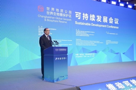  6月15日，聯(lián)合國(guó)教科文組織東亞地區(qū)辦事處主任夏澤翰在“長(zhǎng)白山·世界地質(zhì)公園、世界生物圈保護(hù)區(qū)可持續(xù)發(fā)展會(huì)議”上做主旨演講。新華社發(fā)