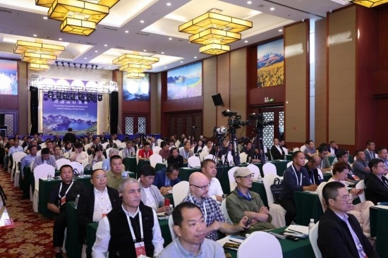  6月15日，“長(zhǎng)白山·世界地質(zhì)公園、世界生物圈保護(hù)區(qū)可持續(xù)發(fā)展會(huì)議”現(xiàn)場(chǎng)。新華社發(fā)