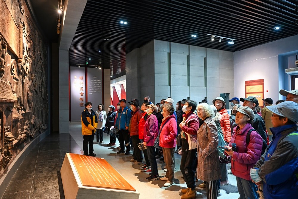 △ 2024年4月10日，北京朝陽區(qū)安慧里社區(qū)黨委組織離退休黨員參觀“明鏡昭廉”明代反貪尚廉歷史文化園。