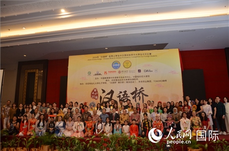 出席閉幕典禮的嘉賓、學(xué)校師生及獲獎(jiǎng)選手等合影留念。人民網(wǎng)記者李培松攝