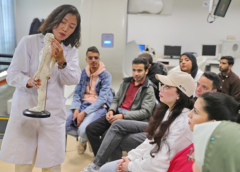 2023年4月19日，河北省秦皇島市中醫(yī)醫(yī)院醫(yī)務(wù)工作者為燕山大學(xué)外國留學(xué)生講解中醫(yī)經(jīng)絡(luò)知識。