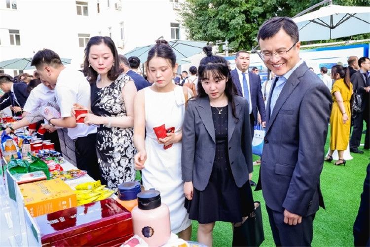 與會嘉賓參觀品鑒上合組織農(nóng)業(yè)基地特產(chǎn)。主辦方供圖