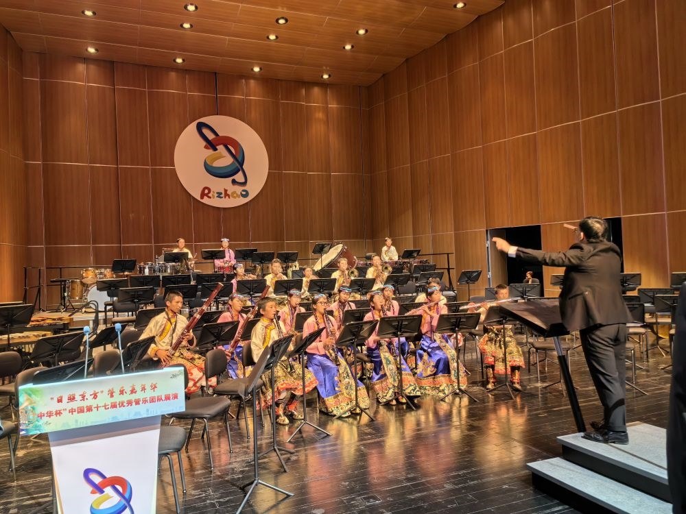 5月4日，來(lái)自果洛西寧民族中學(xué)的果洛州青少年管樂(lè)團(tuán)在山東省日照市演出。