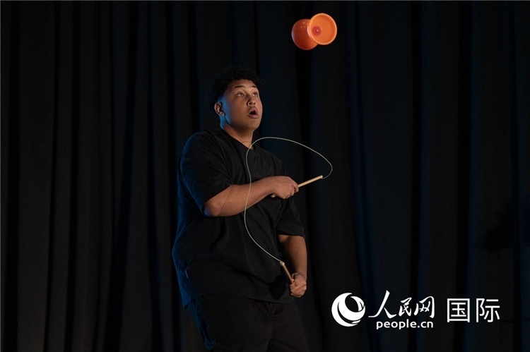 參賽選手表演的抖空竹如行云流水。人民日報非洲中心分社 希拉茲·莫林攝