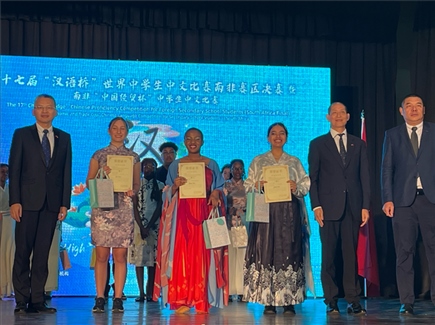 李旭東教育參贊（左一）與赴華參賽選手等合影留念。（圖片來源：孔子課堂）