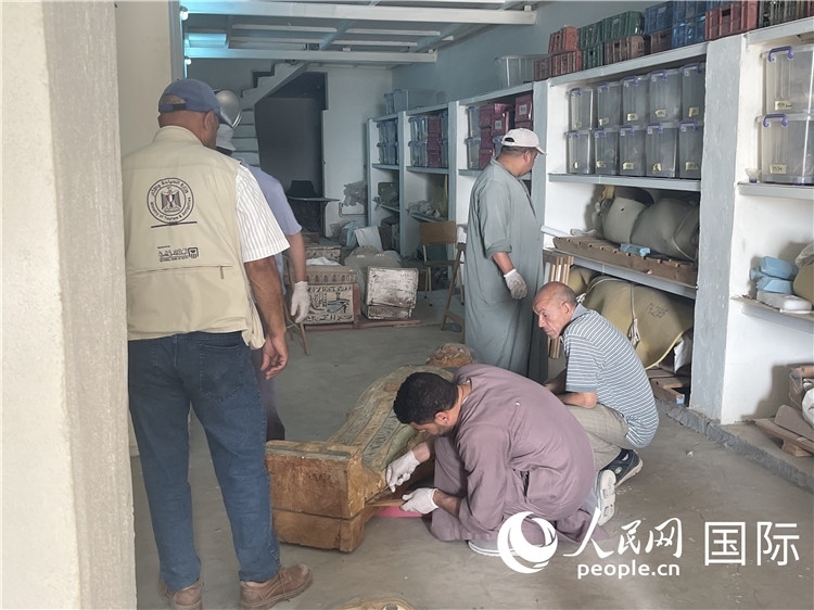圖為中埃薩卡拉新出土文物數(shù)字化調(diào)查與研究項(xiàng)目團(tuán)隊(duì)在工作現(xiàn)場(chǎng)。薛江攝