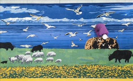 在青海省西寧市圣源地毯集團有限公司生產車間，操作工檢查毯面、拔花刺（2023年2月4日攝）。新華社記者 才揚 攝