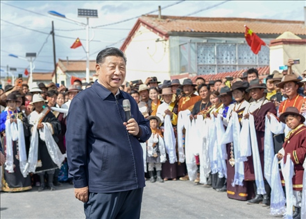 2021年6月7日至9日，習近平總書記在青?？疾?。這是8日下午，習近平在海北藏族自治州剛察縣沙柳河鎮(zhèn)果洛藏貢麻村考察時，同村民們親切交流。新華社記者 謝環(huán)馳 攝