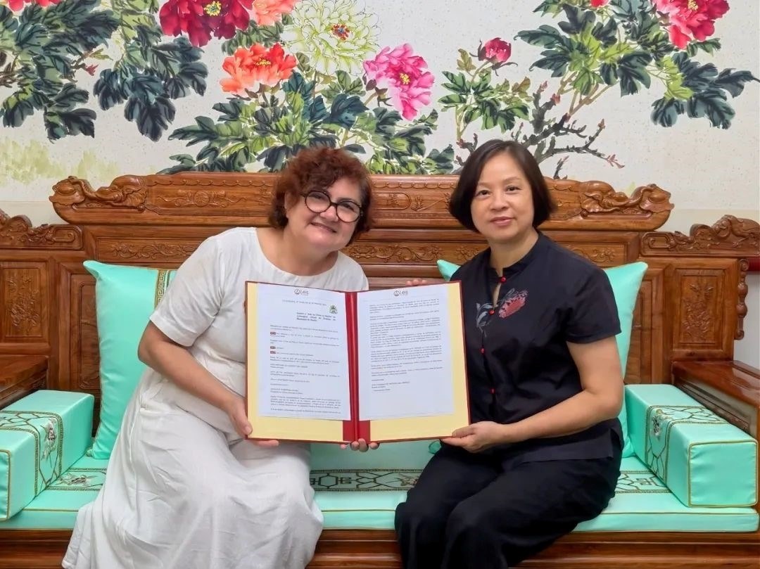 當(dāng)?shù)貢r間6月19日，中國駐累西腓總領(lǐng)事蘭和平（右）會見累西腓市議員、巴西共產(chǎn)黨中央委員、巴西文學(xué)最高獎獲得者佩德羅薩，并接收其轉(zhuǎn)交的“累西腓中國年”法令副本。 中國駐累西腓總領(lǐng)館供圖