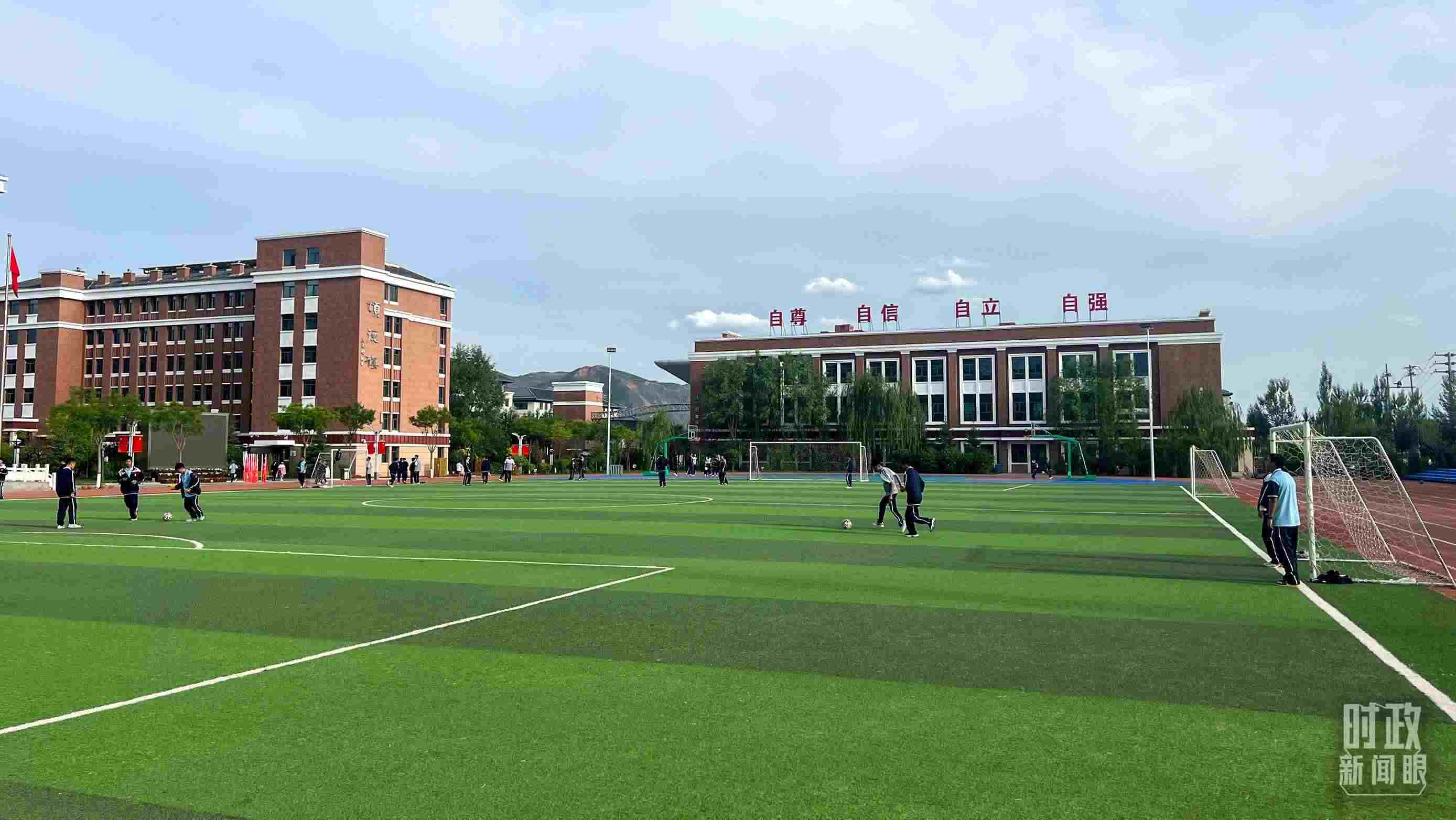 △果洛西寧民族中學(xué)。（總臺央視記者楊波、楊新禹拍攝）