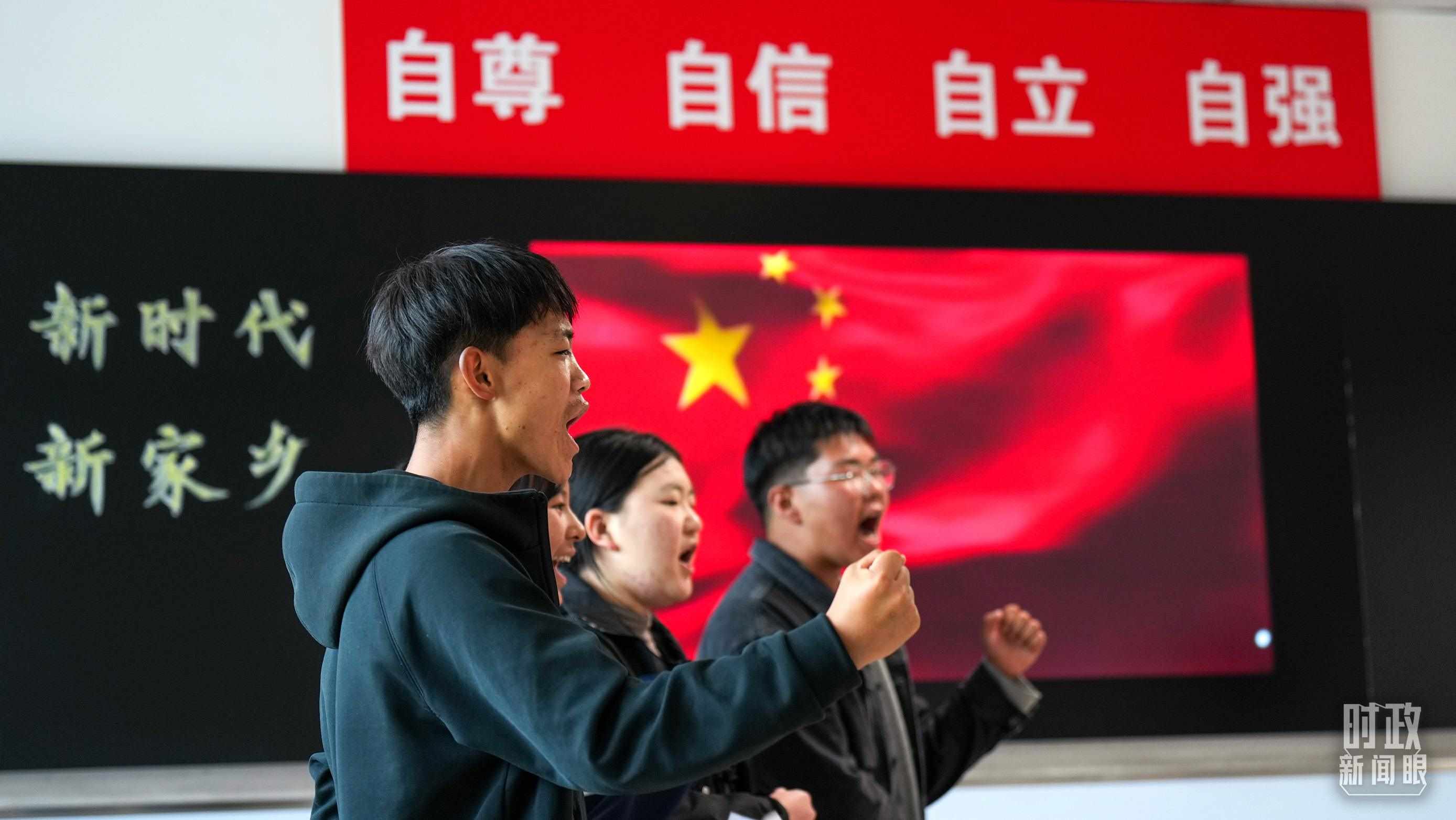 △果洛西寧民族中學(xué)高一（1）班的“新時(shí)代、新家鄉(xiāng)”主題思政課。（總臺央視記者許永松、國廣記者李晉拍攝）