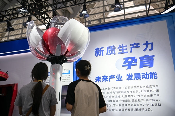 6月20日，與會者參觀天津云圣智能科技有限責(zé)任公司展區(qū)展出的“圣·寶蓮燈”全自主無人機巡檢系統(tǒng)。新華社記者 孫凡越 攝