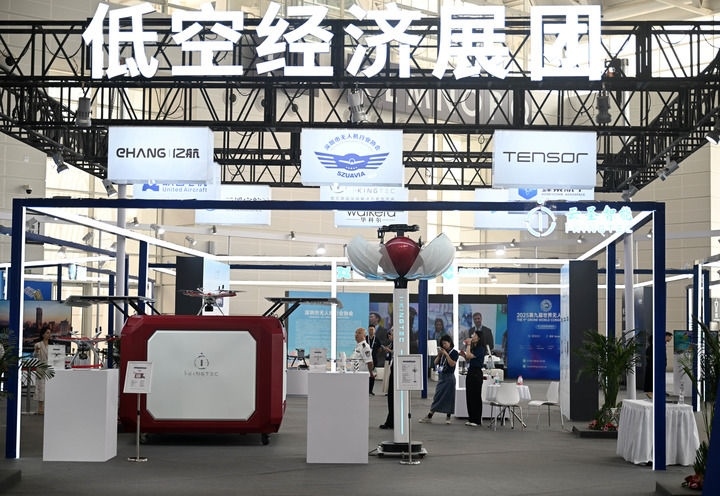 6月20日，參觀者在博覽會低空經(jīng)濟展團參觀。新華社記者 趙子碩 攝