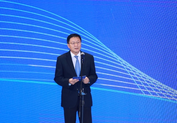 中國網(wǎng)總編輯王曉輝主持論壇。中國外文局供圖