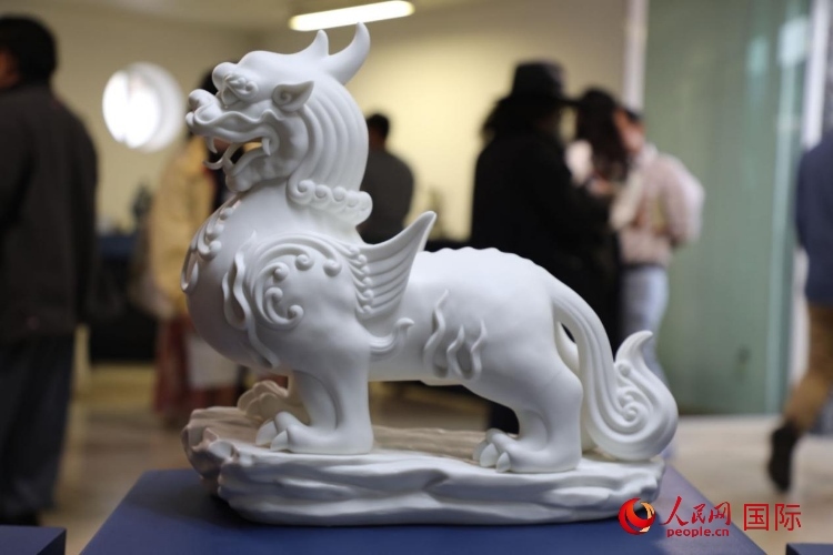 展覽現(xiàn)場的德化白瓷。人民網(wǎng) 埃內(nèi)斯托·多明戈斯攝