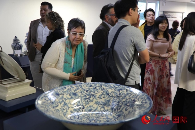 在展覽現(xiàn)場，觀眾們駐足欣賞德化白瓷和墨西哥彩瓷。人民網(wǎng) 埃內(nèi)斯托·多明戈斯攝