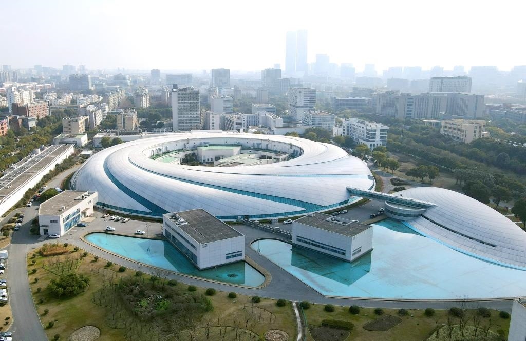 位于上海張江科學(xué)城的“上海光源”（2024年2月27日攝，無(wú)人機(jī)照片）。新華社記者 方喆 攝