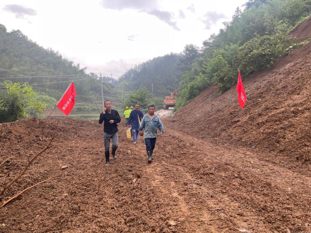 6月22日，木石里008縣道最后一個塌方點搶通。（受訪者供圖）