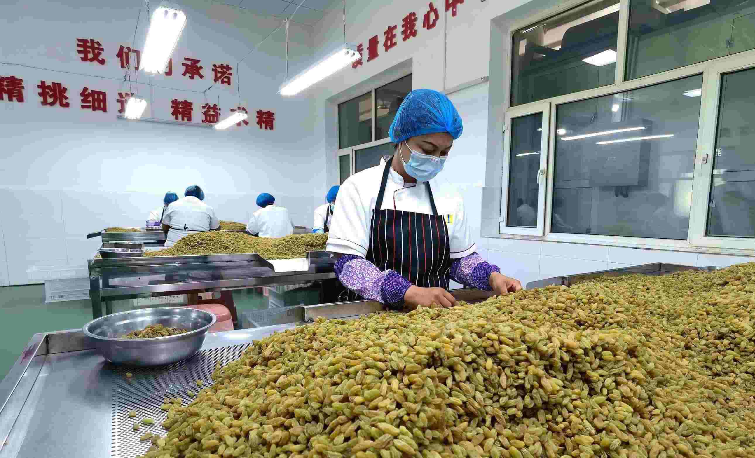 新疆吐魯番市高昌區(qū)亞爾鎮(zhèn)新城西門村，村民們?cè)诜謷咸迅伞? width=