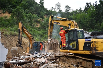 6月23日，救援人員在魚(yú)市鎮(zhèn)斗溪村龍?zhí)两M山體滑坡現(xiàn)場(chǎng)開(kāi)展救援工作。新華社記者 陳振海 攝