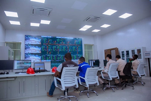 剛果（金）布桑加水電站攔河大壩泄洪。中鐵資源集團(tuán)供圖 