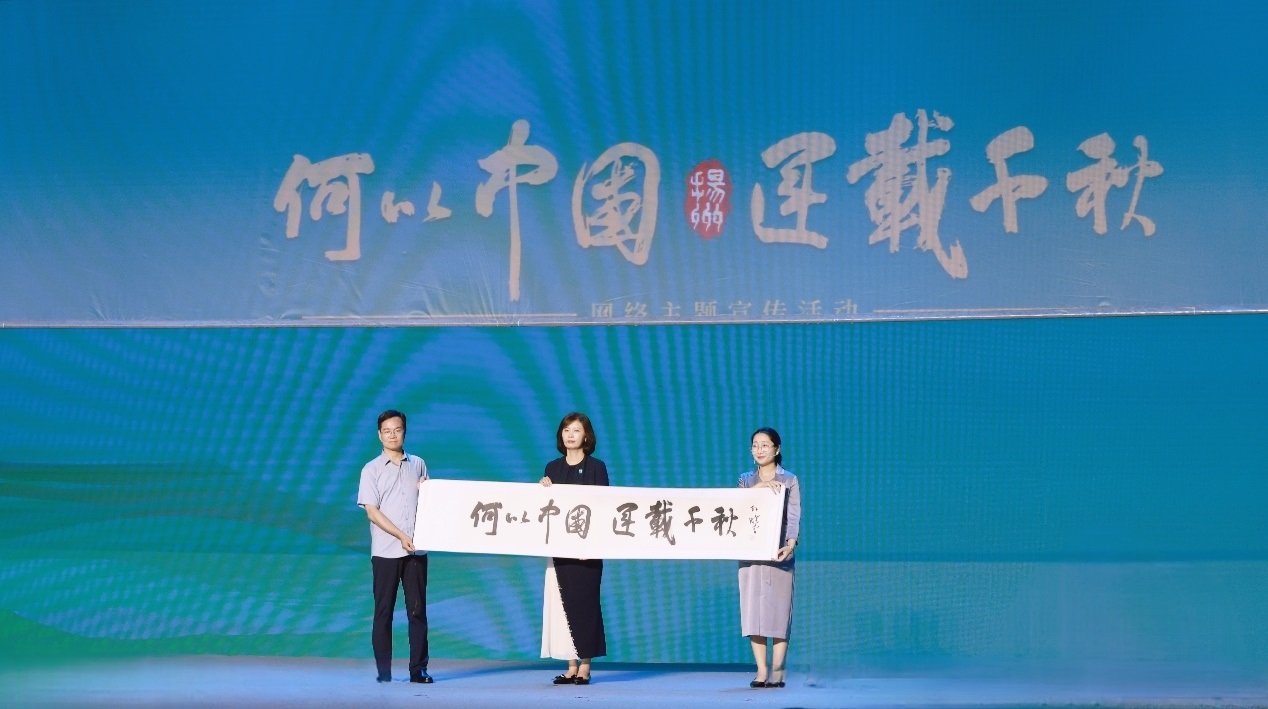 隋唐大運河文化博物館館長曹岳森（左）、揚州中國大運河博物館館長鄭晶（中）、浙東運河博物館負責(zé)人張慧（右）共同展卷。