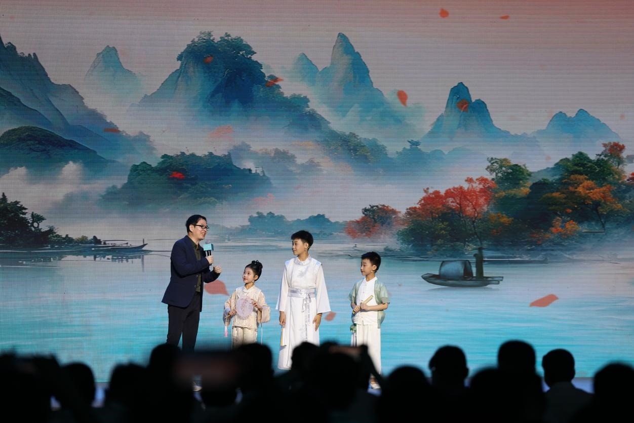 南京師范大學(xué)教授酈波（左一）與2024中國詩詞大會選手張可兒（左二）、姜敬曦（右二），揚州市邗江區(qū)實驗學(xué)校蔣王小學(xué)學(xué)生陸俊屹（右一）趣談大運河詩詞文化。