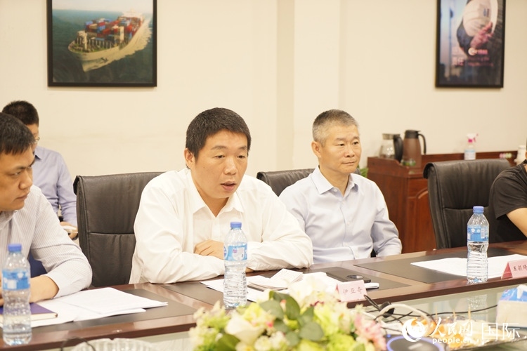 駐尼日利亞使館領(lǐng)僑處主任伊亞奇（中）講話。人民網(wǎng)記者 姜宣攝