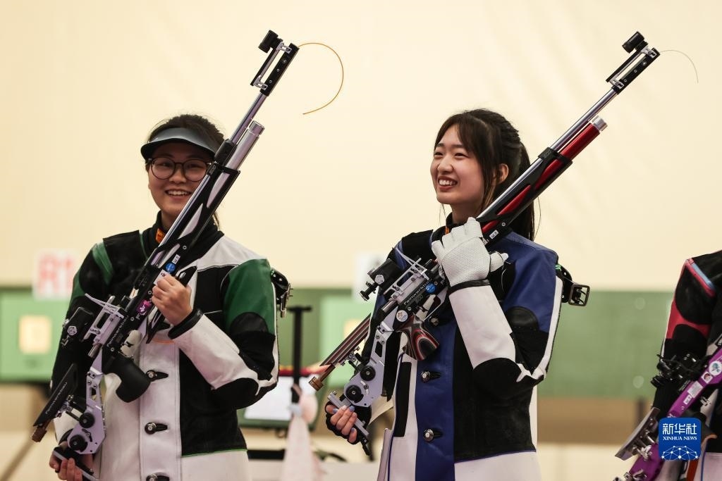 2023年9月24日，在杭州亞運會射擊項目女子10米氣步槍個人決賽中，中國選手黃雨婷以252.7環(huán)的成績獲得冠軍，韓佳予獲得亞軍，印度選手拉米塔獲得季軍。圖為黃雨婷（右）、韓佳予在比賽后。新華社記者 單宇琦 攝