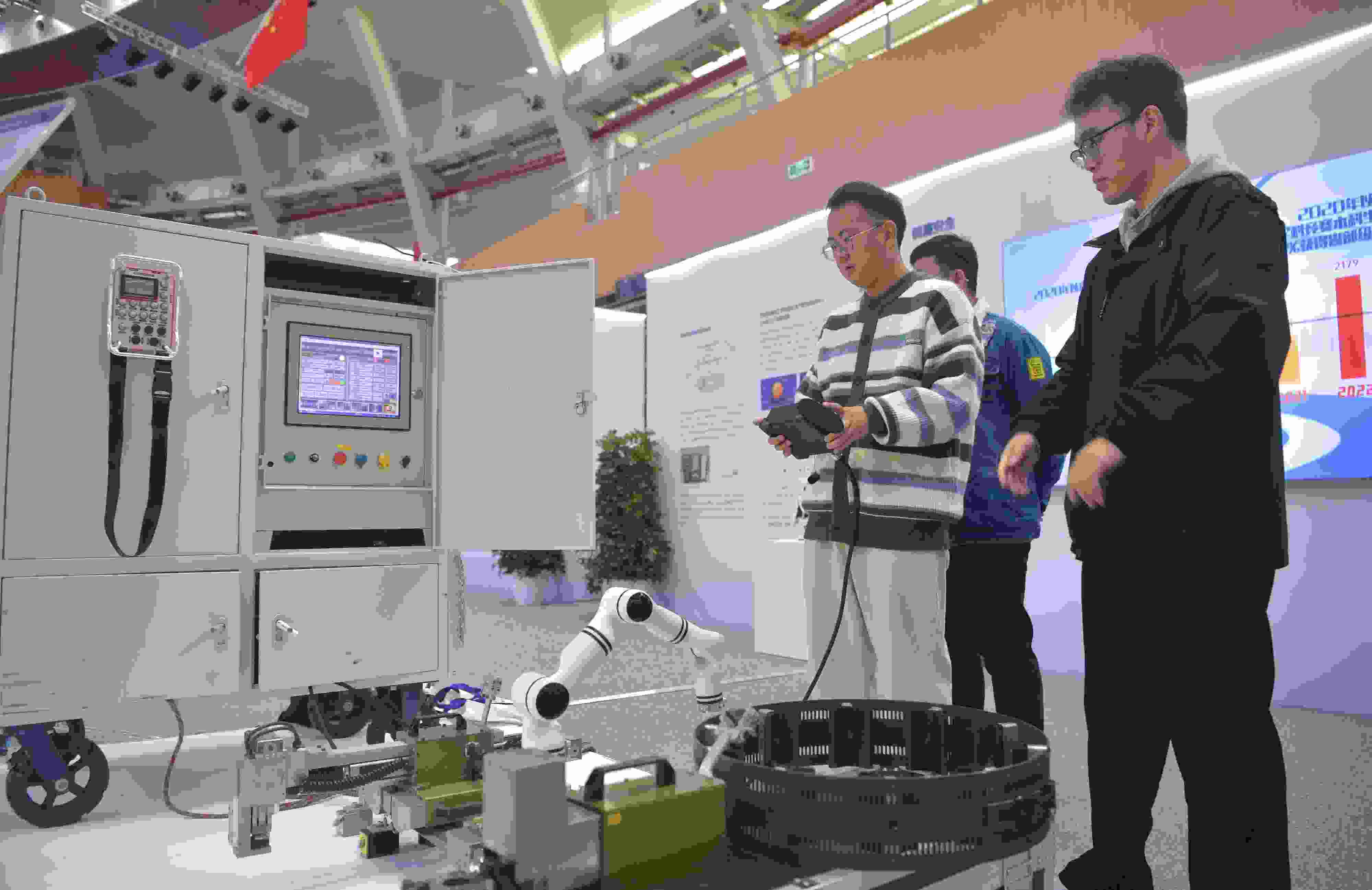 2023年，京南地區(qū)高?？萍汲晒平闀诒本┙ㄖ髮W(xué)大興校區(qū)舉行。圖為高校師生在展示管道全位置焊接機器人系統(tǒng)成果。