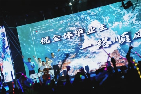 歌曲《祝你一路順風》演出現(xiàn)場。供圖：日照職業(yè)技術學院