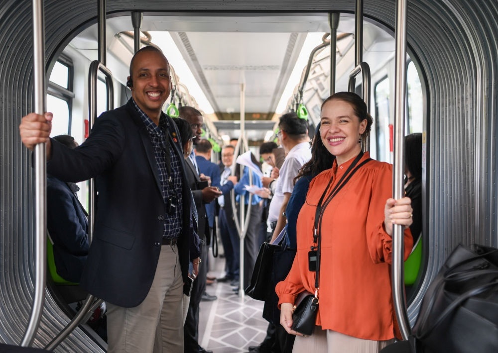 2024年4月22日，拉美和加勒比國家駐華使節(jié)、機(jī)構(gòu)代表和記者應(yīng)外交部邀請，在襄陽騰龍汽車有限公司參訪。新華社記者 杜子璇 攝