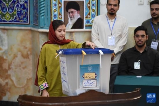 6月28日，伊朗選民在德黑蘭的一處投票站參加總統(tǒng)選舉投票。新華社記者 沙達提 攝