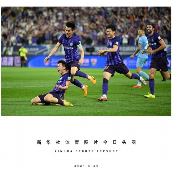  6月29日，天津津門虎隊球員劉俊賢（左一）在比賽中進球后慶祝。新華社記者 孫凡越 攝