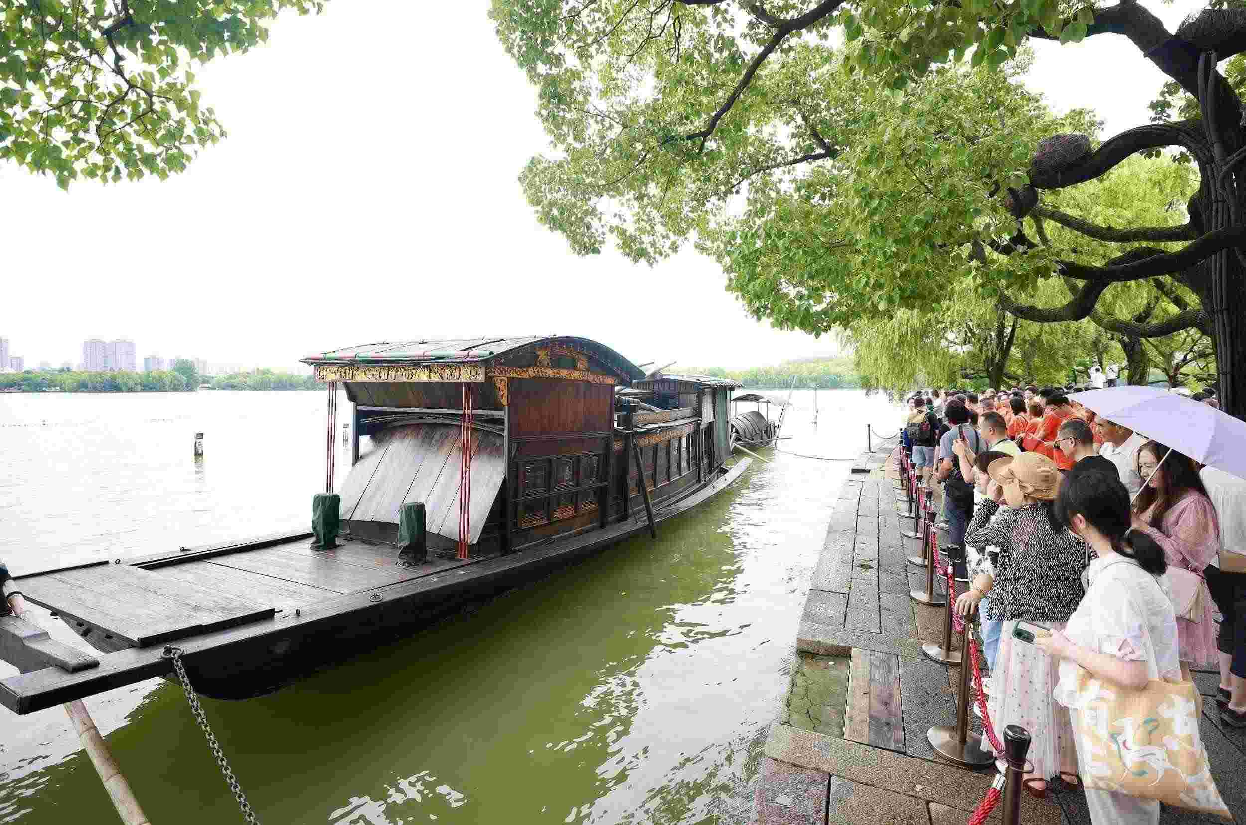 浙江嘉興，游客在南湖景區(qū)湖心島瞻仰紅船，感悟“紅船精神”。（圖片來(lái)源：視覺中國(guó)）