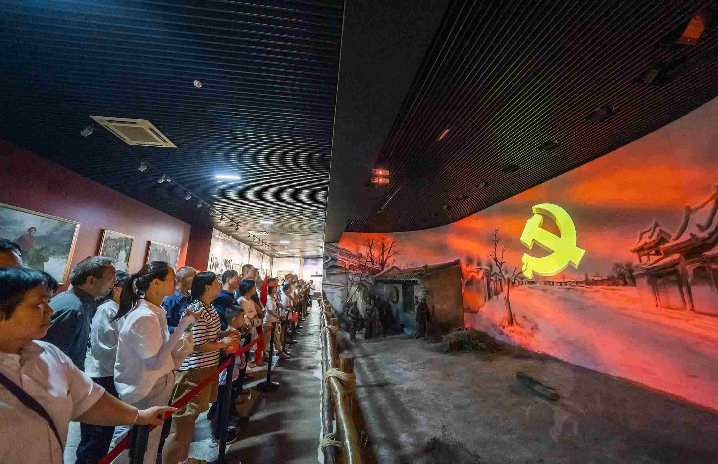 山西呂梁，游客正在文水縣劉胡蘭紀(jì)念館參觀。（圖片來(lái)源：視覺中國(guó)）