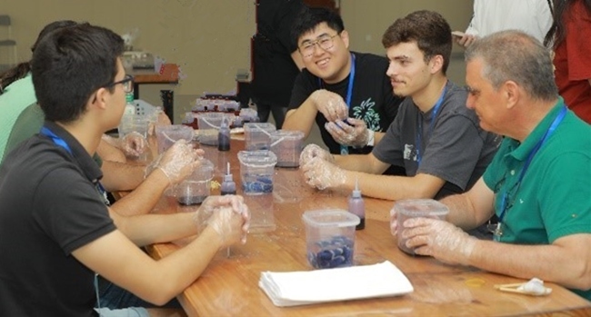 葡萄牙魯班工坊師生扎染體驗(yàn)。天津機(jī)電職業(yè)技術(shù)學(xué)院供圖