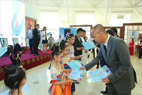 △當(dāng)?shù)貢r(shí)間6月27日，2024“未來(lái)世界”國(guó)際青少年藝術(shù)展演在塔吉克斯坦國(guó)家博物館開(kāi)幕。