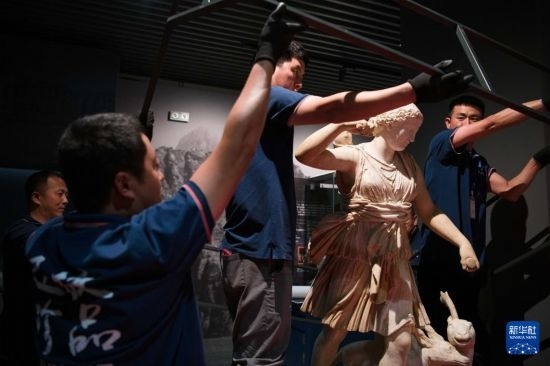 7月2日，工作人員將開箱后的古希臘文物放置在展臺(tái)上。新華社記者 張端 攝