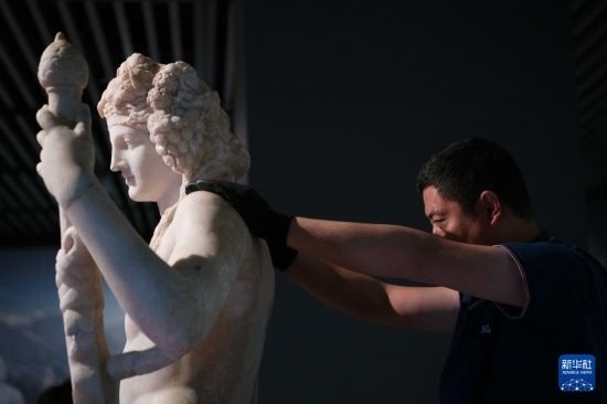 7月2日，工作人員將開箱后的古希臘文物放置在展臺(tái)上。新華社記者 張端 攝