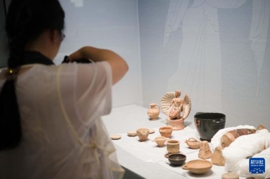 7月2日，開箱后的古希臘文物被工作人員移入展柜。新華社記者 張端 攝