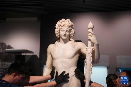 7月2日，工作人員將開箱后的古希臘文物放置在展臺(tái)上。新華社記者 張端 攝