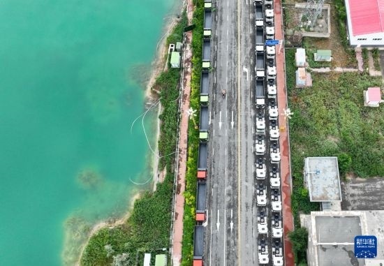 7月2日，車輛在巴克圖口岸有序出境（無人機照片）。新華社發(fā)（馬丁 攝）