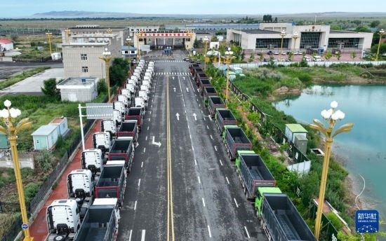 7月2日，車輛在巴克圖口岸有序出境（無人機照片）。新華社發(fā)（馬丁 攝）