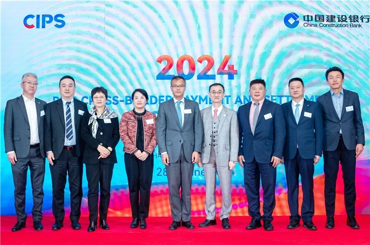 鄭冰開(kāi)公使與CIPS公司、建行總行以及在南中資銀行合影、留念。（中國(guó)建設(shè)銀行約翰內(nèi)斯堡分行供圖）