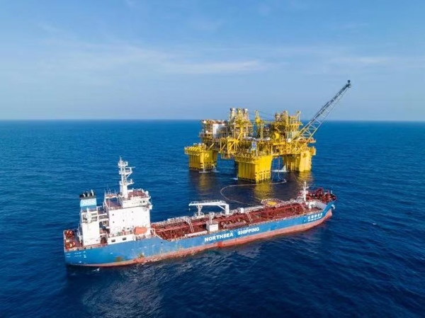 “深海一號(hào)”正在開展凝析油外輸作業(yè)。徐海舟攝